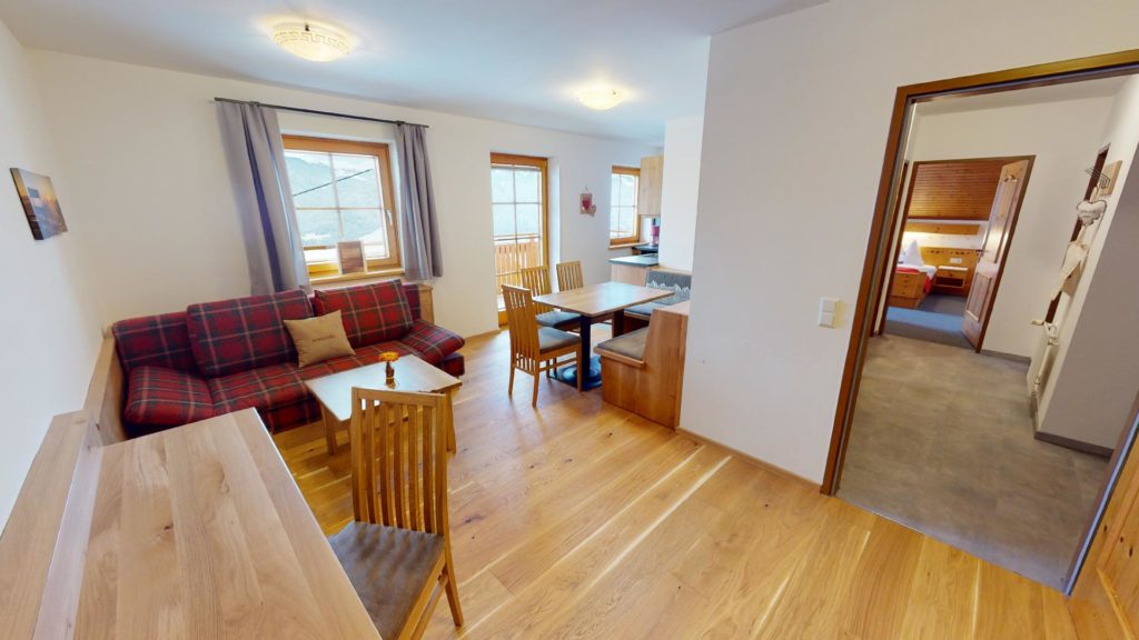 Wohnraum einer Ferienwohnung mit Sitzecke und Esstisch