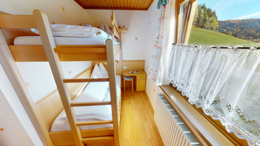 Kinderschlafzimmer mit Stockbett in einem Familienzimmer des Berghotels Presslauer