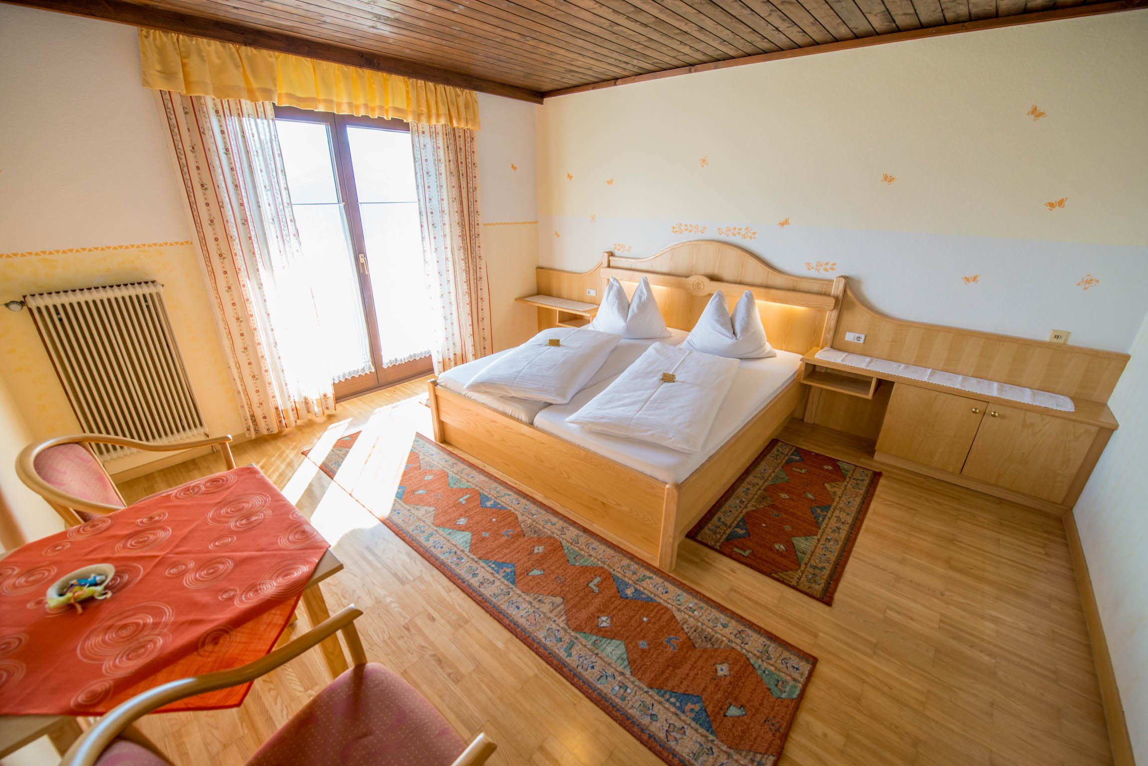 Hotelzimmer mit Doppelbett in Kärnten