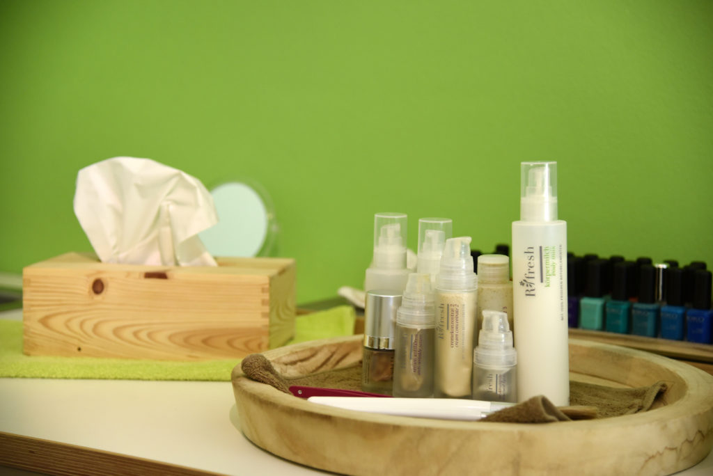 Care products in a wooden bowl in the Kräuter SPA
