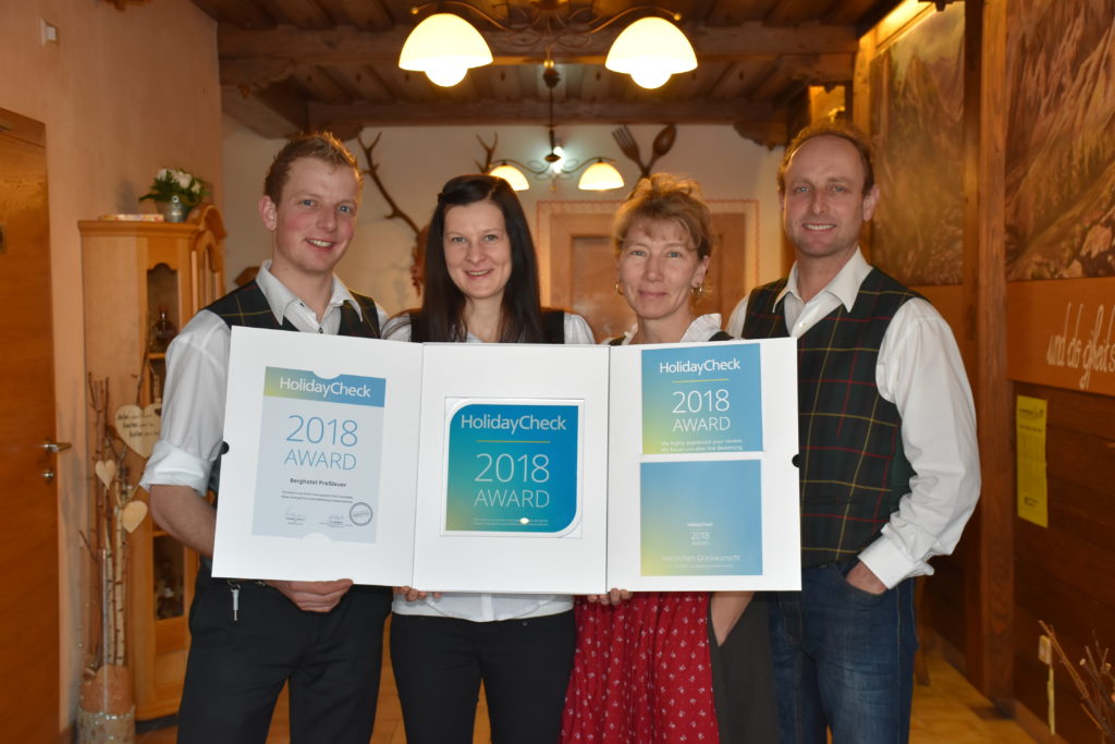 Vier Mitglieder der Familie Presslauer mit Urkunden des HolidayCheck Awards 2018