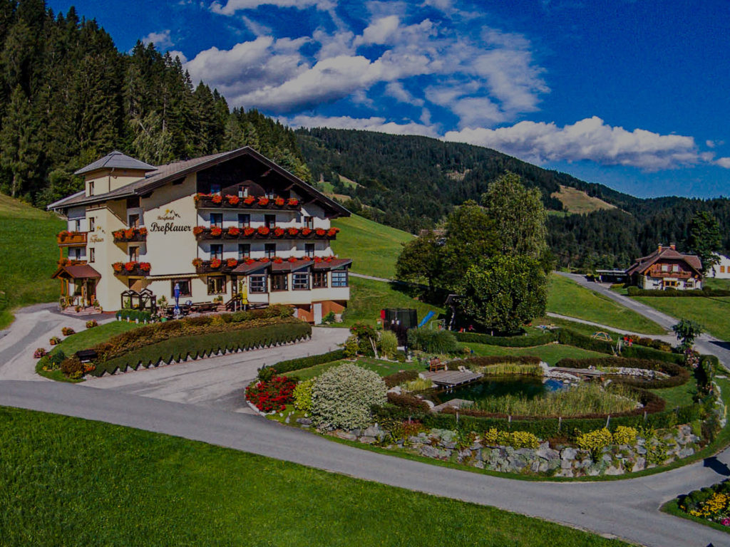 Das Berghotel Presslauer im Sommer mit Garten und Wiesen