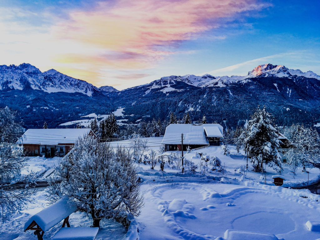 Verschneite Landschaft mit Blick auf die Berge im Abendlicht