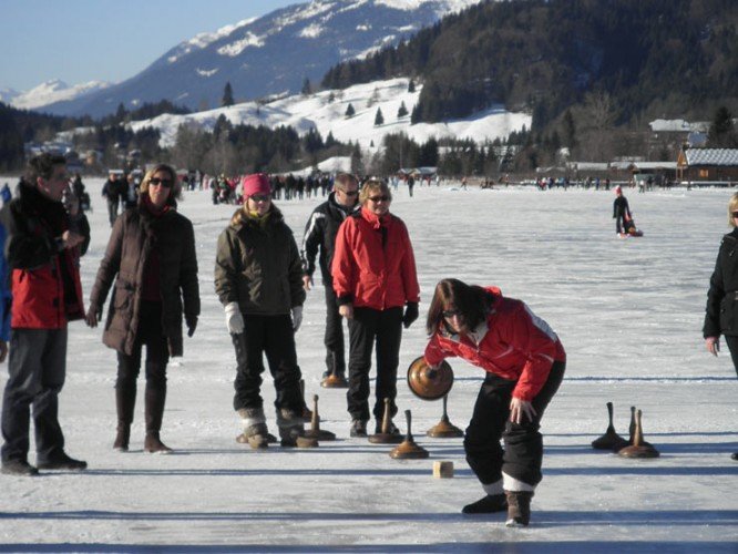 Gruppe beim Eisstockschießen in Kärnten