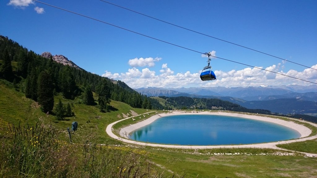 Gondelbahn über einem Speicherteich in den Bergen