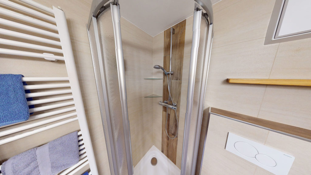 Bagno di una camera doppia con doccia e scaldasalviette
