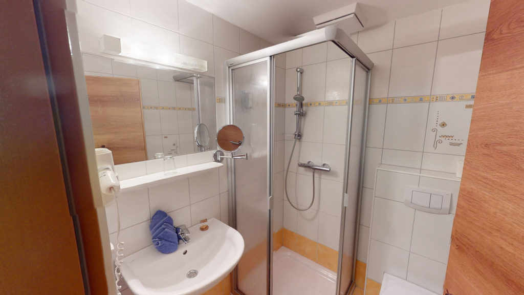 Bagno di una camera singola con doccia e lavabo
