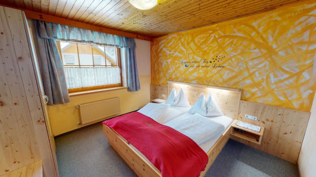 Camera da letto dell’appartamento 2 con letto matrimoniale