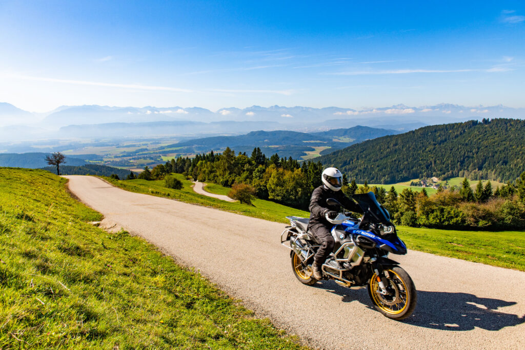 Motorradfahrer auf einer kurvigen Bergstraße in Kärnten
