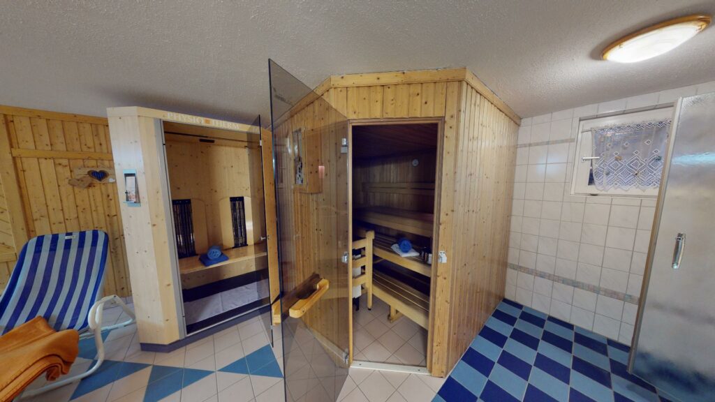 Cabina sauna e lettini nell'area benessere del Berghotel Presslauer