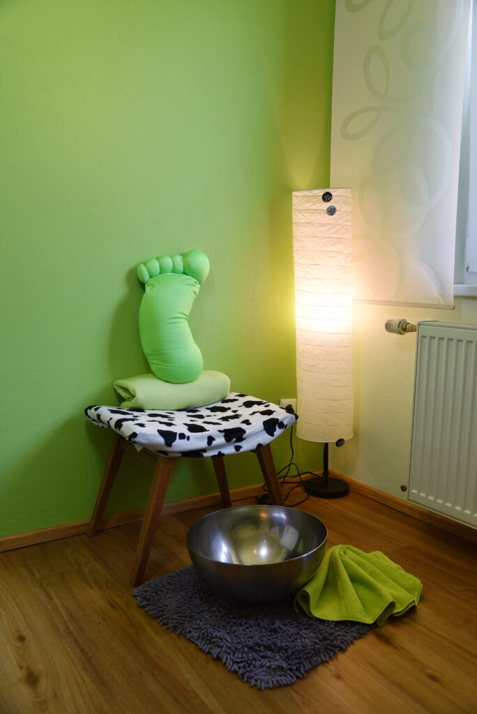 Foot bath with a metal bowl and towel in the Kräuter SPA