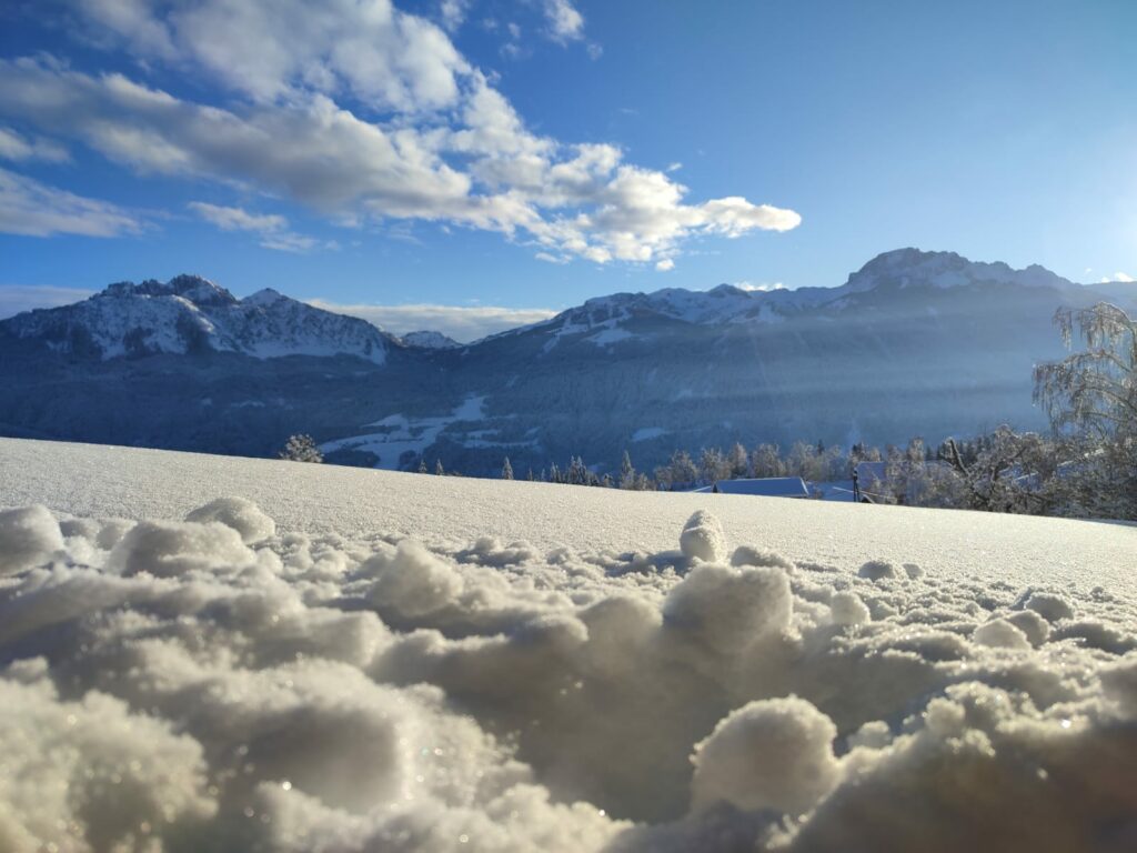 Blick über das Nebelmeer auf verschneite Berggipfel
