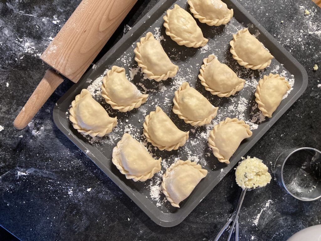 Ravioli su una teglia nella cucina del Berghotel Presslauer