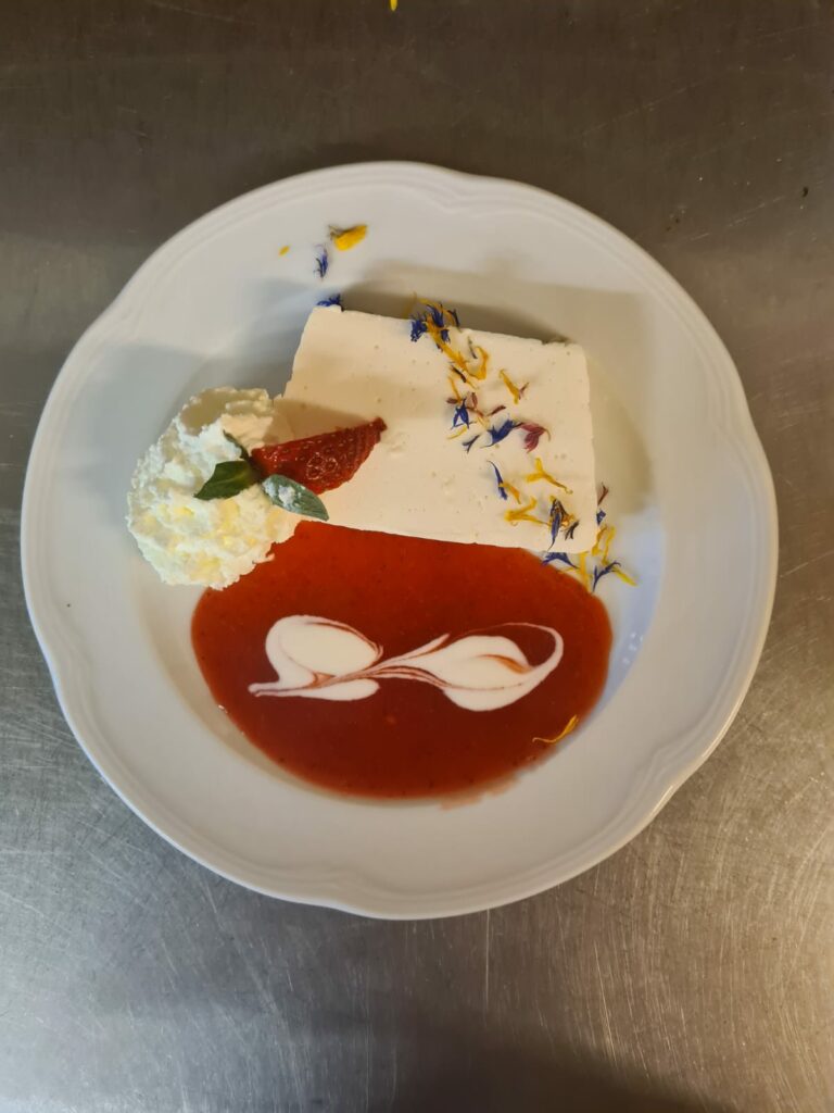 Dessert con salsa di frutta su un piatto