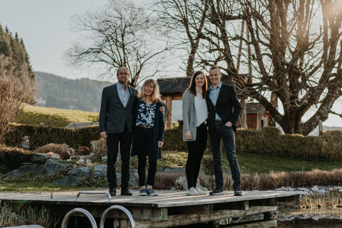 Die Gastgeberfamilie Presslauer auf dem Steg am Naturschwimmteich